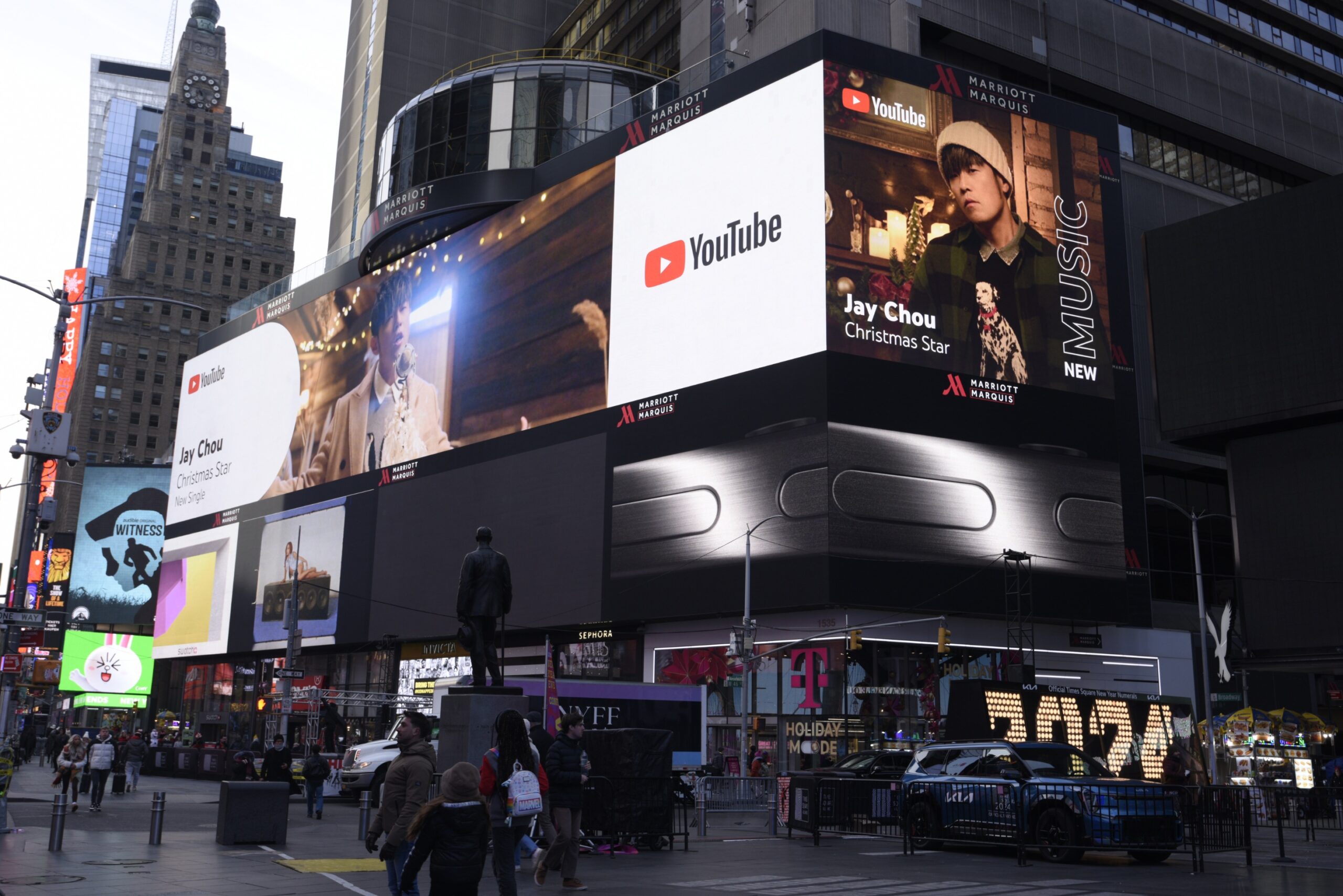 周杰倫新曲「聖誕星」MV 在紐約時代廣場播放。（圖片來源：杰威爾音樂）