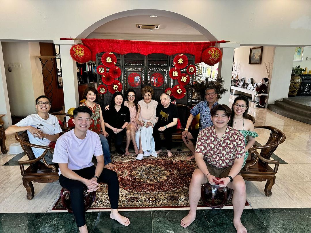楊紫瓊與老公和家人曬幸福合照。（圖片來源：michelleyeoh_official /IG）