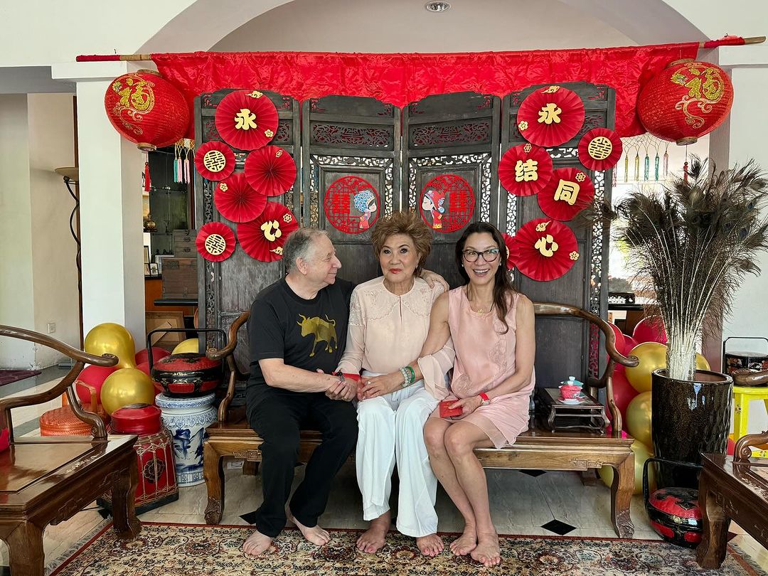 楊紫瓊的母親和她老公溫馨同框。（圖片來源：michelleyeoh_official /IG）