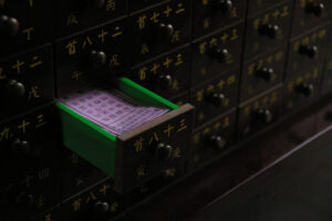 不少人會在廟裡抽籤，請神明給予方向。（圖片來源：flickr @abon）