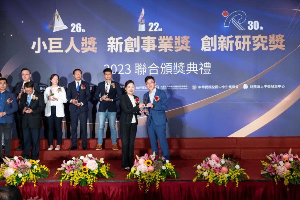 (精拓生技策略長（右）趙偉傑代表領取新創事業獎。圖 /主辦單位提供)