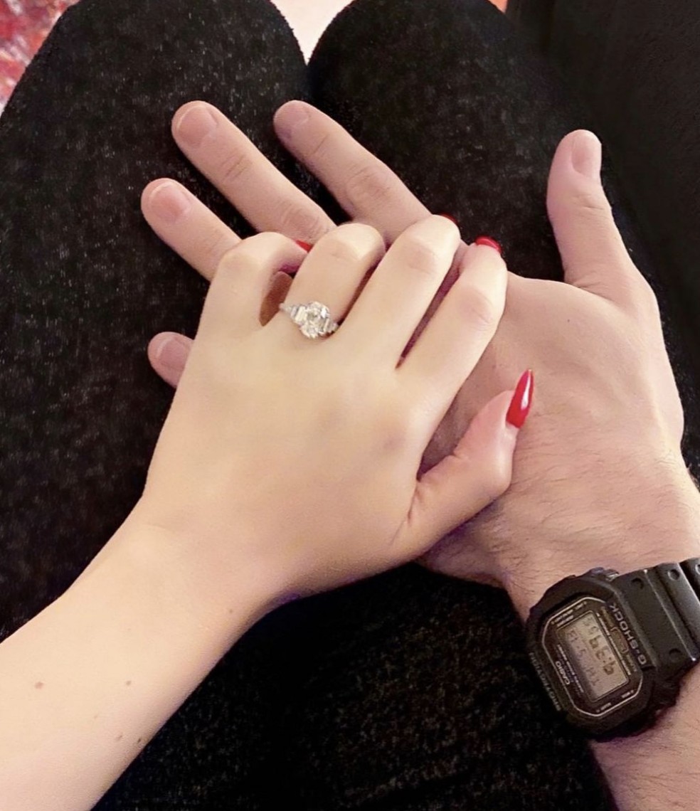 凱特丹寧絲（Kat Dennings）與老公 Andrew W.K. 當初官宣戀愛後，不到兩週的時間便宣布訂婚。（圖片來源：Kat Dennings／ IG）
