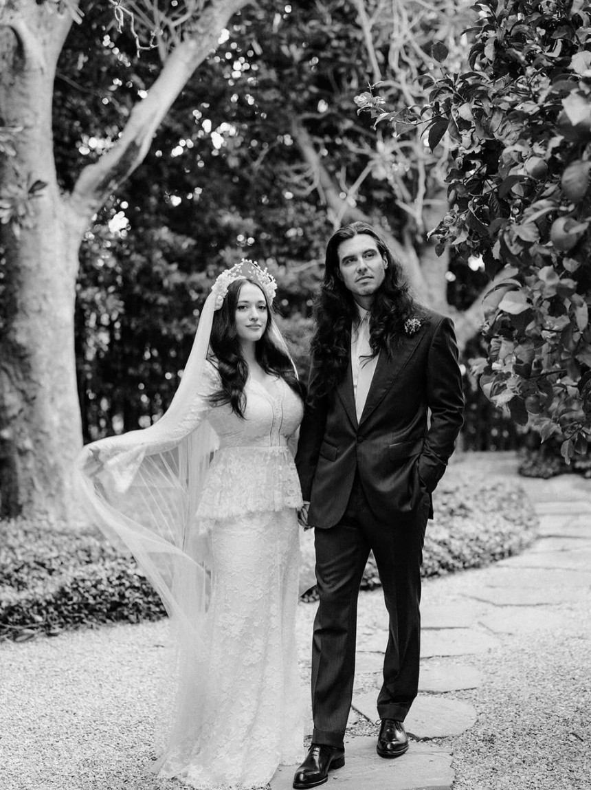 凱特丹寧絲（Kat Dennings）與老公 Andrew W.K. 的唯美婚紗照（圖片來源：Kat Dennings／ IG）