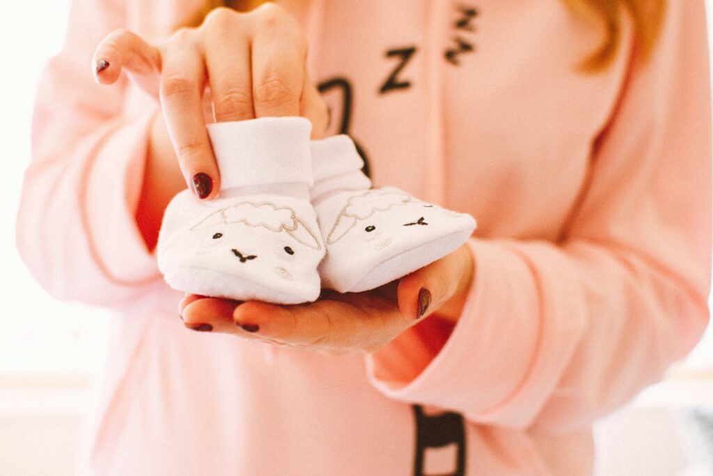 一雙好的學步鞋能幫忙寶寶站得更穩，走路姿勢更端正。（圖片來源：pexels）