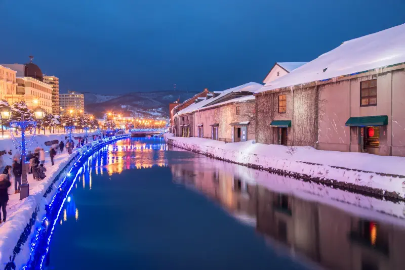 「旅天下」整理了「2023日本必看聖誕點燈活動5選」，包含函館、岩手、東京、大阪和名古屋共5個地方的人氣聖誕活動，圖為北海道小樽運河的超美景點。（圖／旅天下提供）