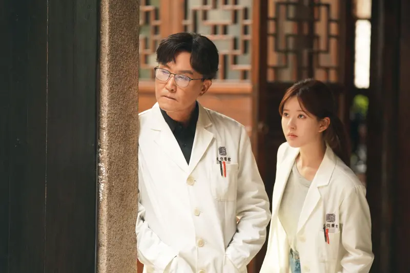 吳剛（左）、趙露思共同主演的《後浪》被譽為中醫版《浪漫醫生金師傅》。（圖／中天娛樂台提供）