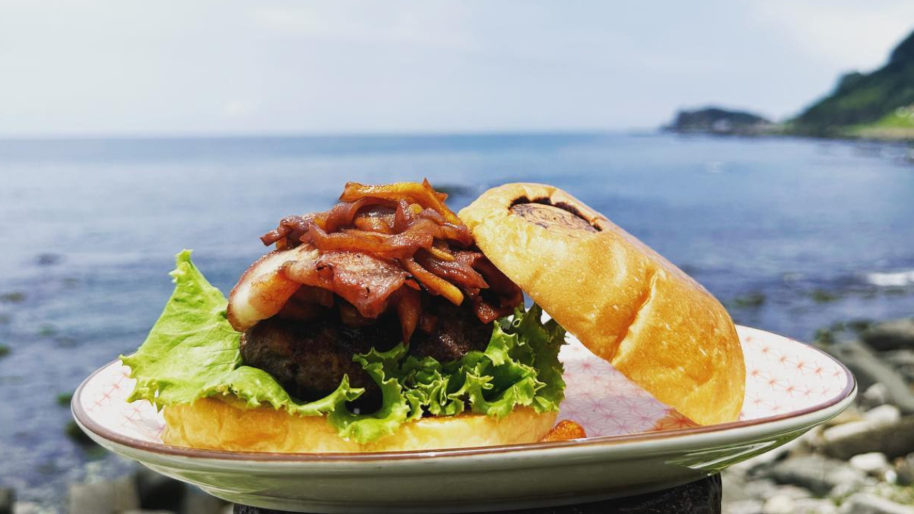 大口嗑漢堡的同時，還能欣賞無邊際海景（圖片來源：馬納蒂 Facebook）