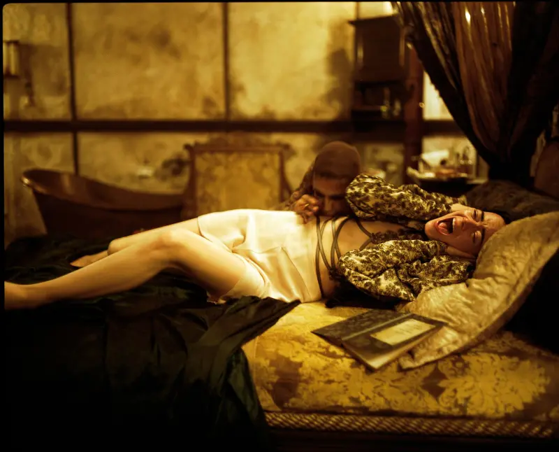▲艾瑪史東在《可憐的東西》中飾演實驗品「貝拉」探索世界。（圖／探照燈影業）