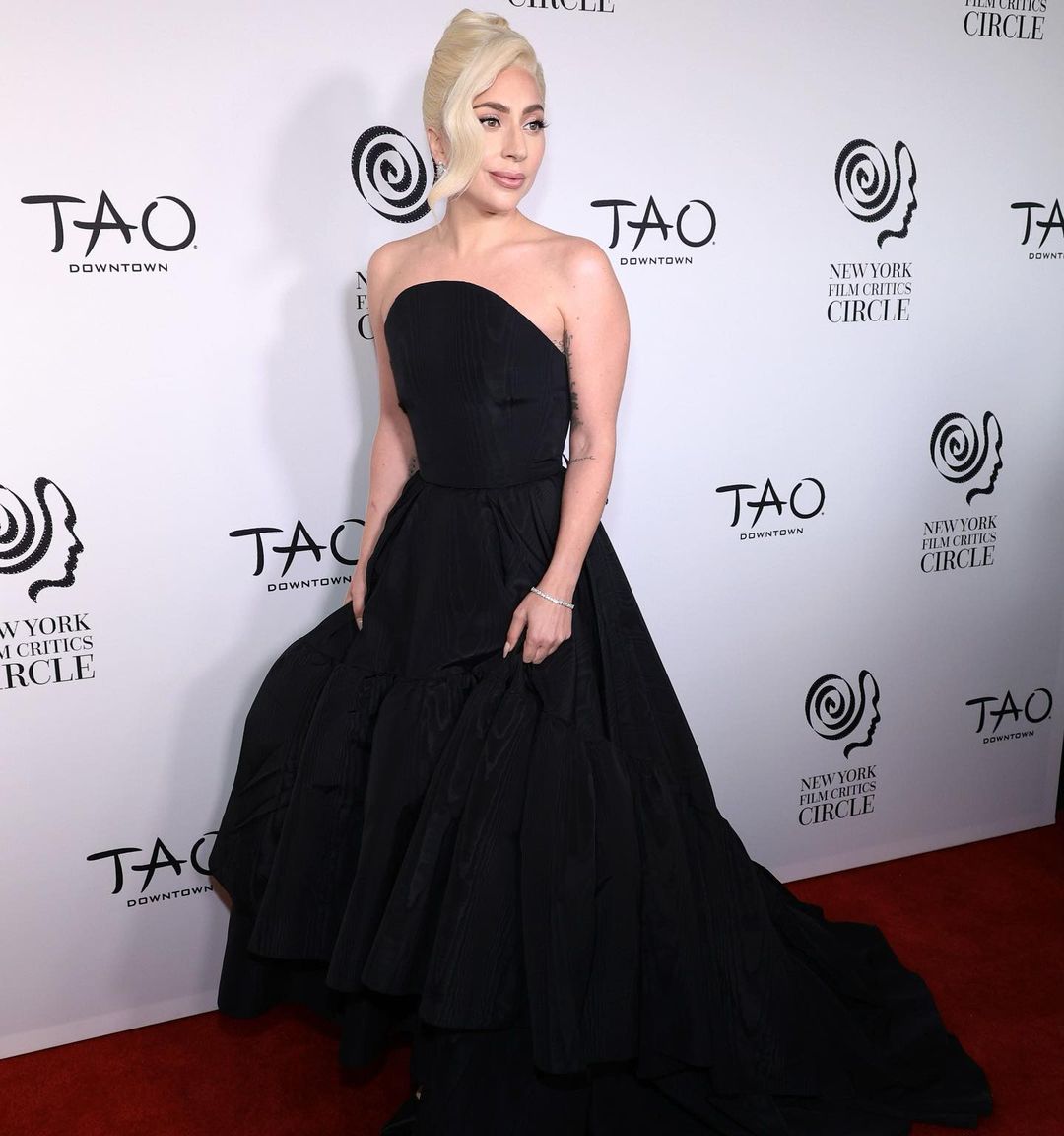 Lady Gaga換上 Jason Wu 打造的黑色禮服展現優雅。（圖片來源：jasonwu /IG）