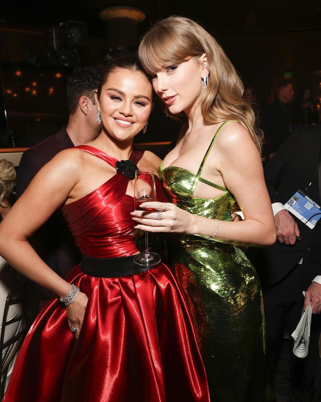 賽琳娜一身紅，與泰勒絲的綠色亮片禮服互相輝映。（圖片來源：goldenglobes/IG）
