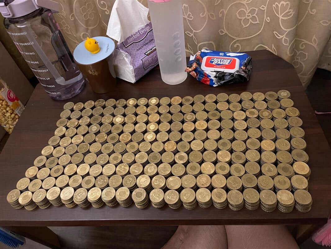 該網友存了 2 年後，擺成「硬幣海」的 50 元價值有 18 萬。（圖片來源：翻攝自夏姓網友臉書）
