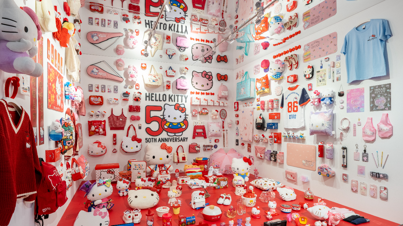 展間陳列了多樣化的 Hello Kitty 商品（圖片來源：時藝多媒體）