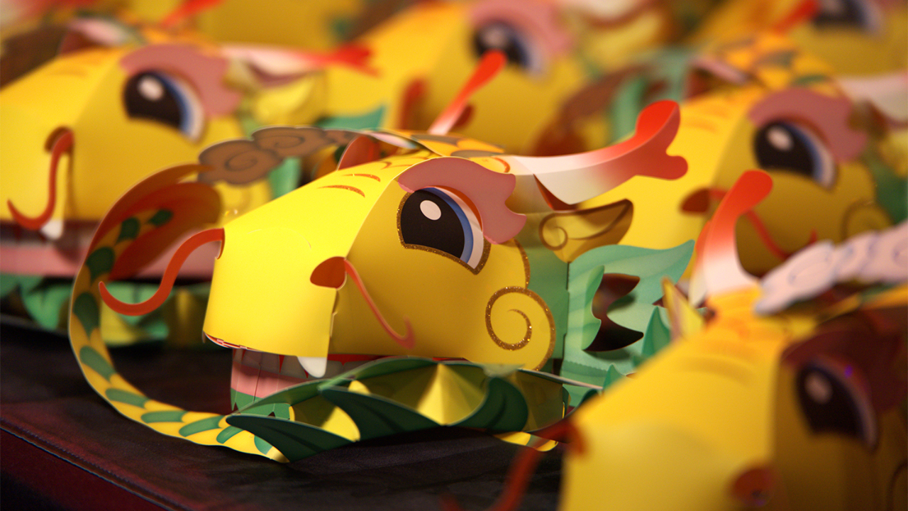 小提燈「小龍包」龍頭可以放糖果、玩具，龍身還能變長背帶（圖片來源：台南旅遊 FB）