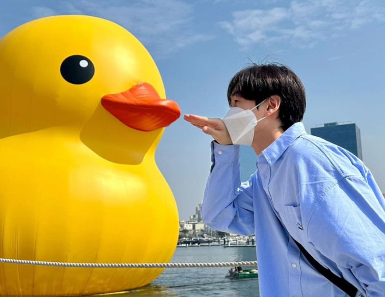 銀赫和「黃色小鴨」可愛合影（圖片來源：be4eunhyuk）