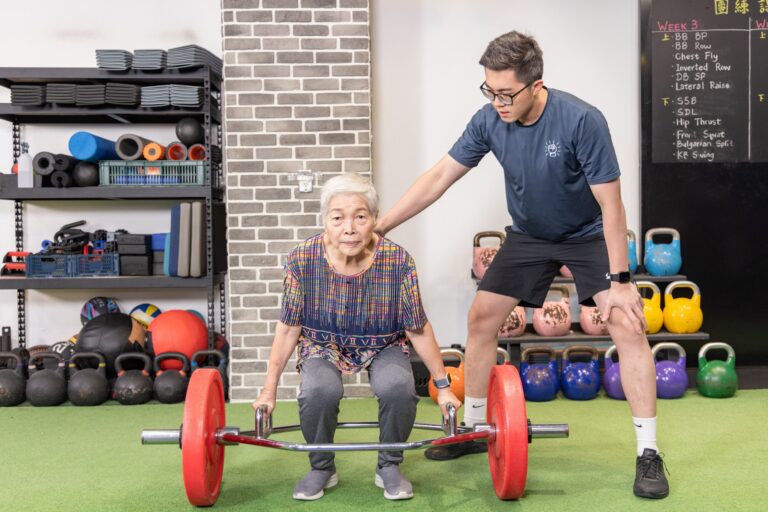 78歲徐阿姨硬舉重量可不輸年輕人。(圖片來源/練健康提供)
