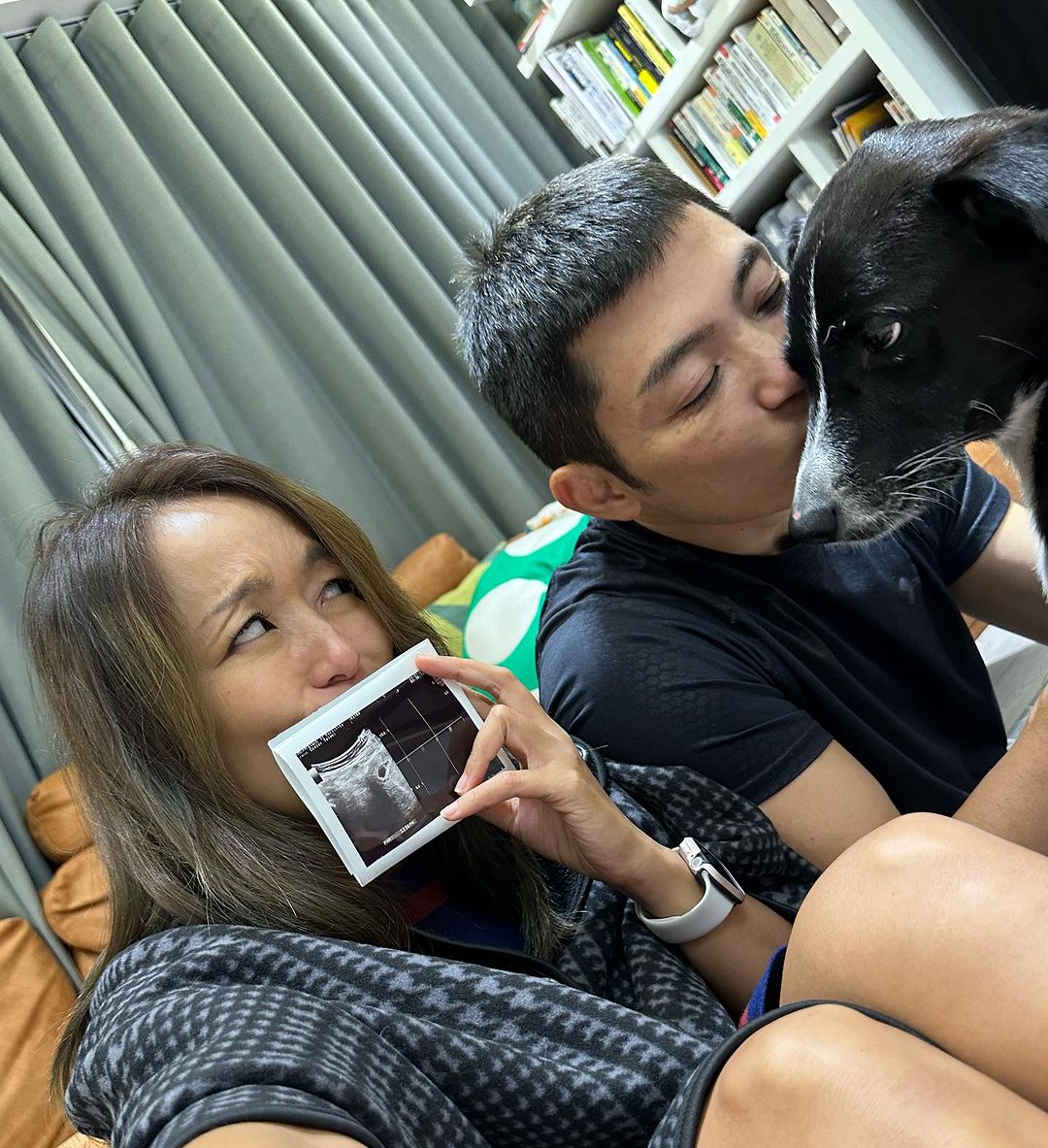 凱莉曬出寶寶超音波照，自己則一臉搞怪表情。（圖片來源:wang.kylie/IG）