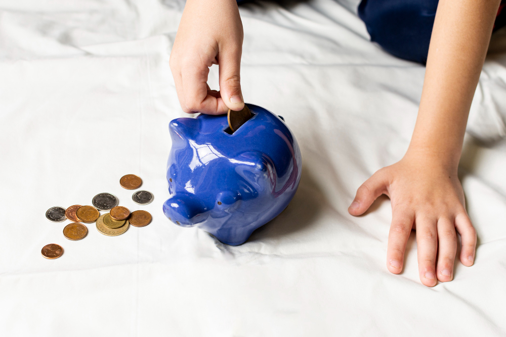 給孩子零用錢只是養成理財觀念的第一步。（圖片來源：Freepik）