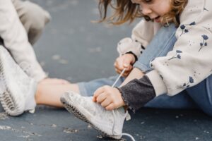 綁鞋帶是小朋友操作精細動作的指標之一。（圖片來源：pexels）