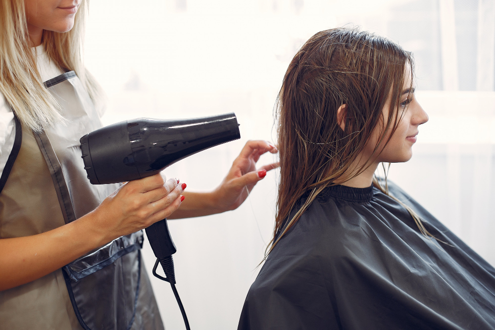 部分美髮業者會為了增加其他項目的吸引力，只調漲洗頭價格增加效益。（圖片來源：Freepik）