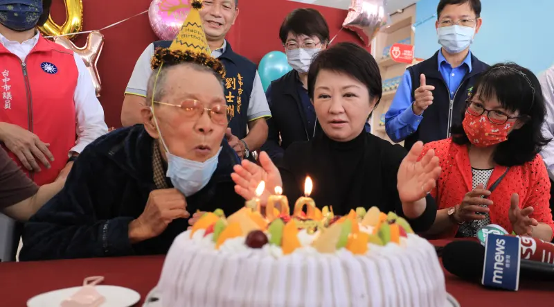 台中市長盧秀燕去年1月為彩虹爺爺100歲生日慶生。（圖／台中市政府提供）