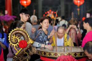 「擇吉時拜地基主，財運亨通迎新春」