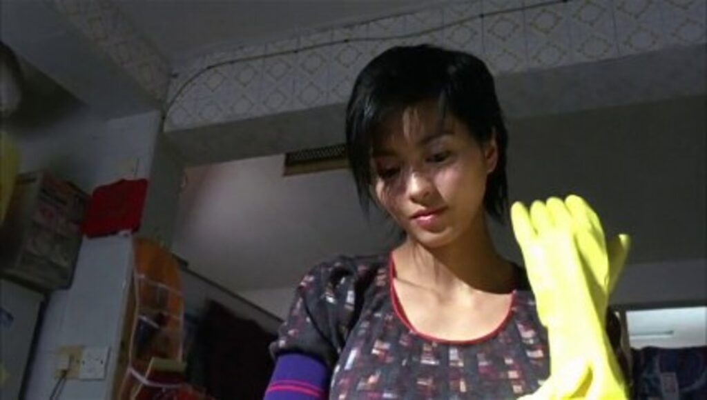 戴手套才能避免接觸清潔劑，引發皮膚炎。(圖片來源/《嚦咕嚦咕新年財》劇照)