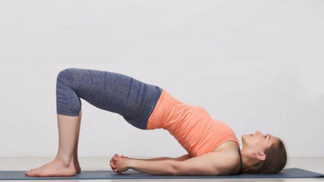 橋式運動，可以練到臀大肌及腹部核心。(圖片來源/yogauonline.com)