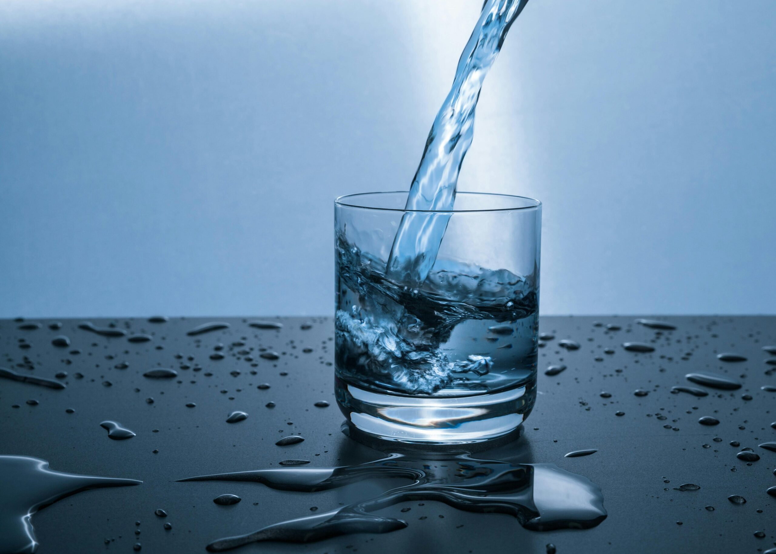 喝水有助新陳代謝，保持肌膚彈性。（圖片來源：pexels）