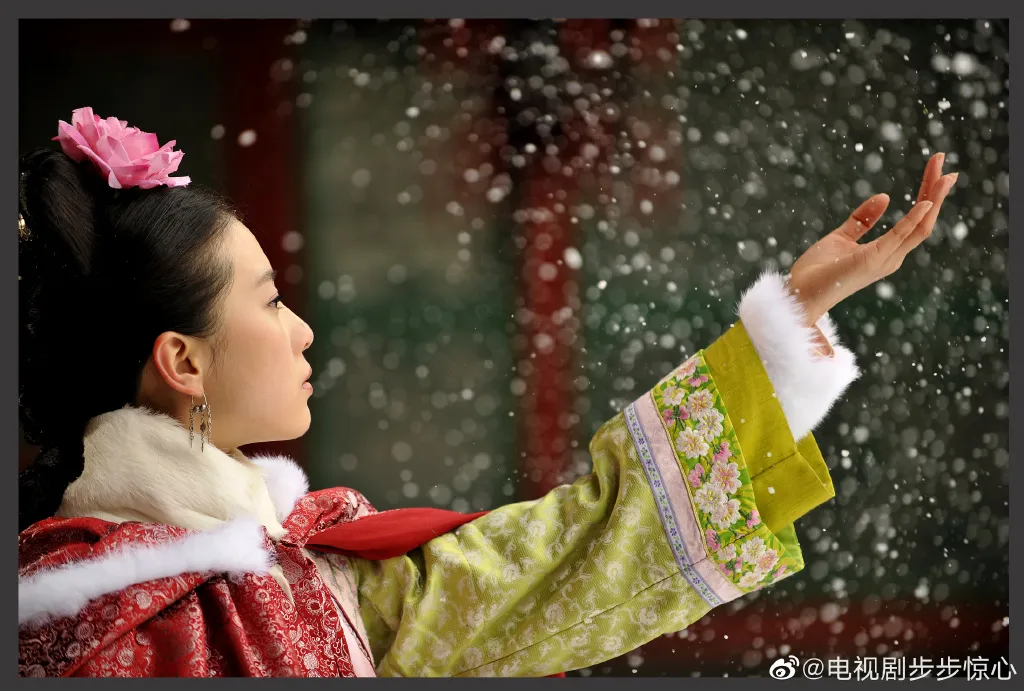 笙歌間錯華筵啟。喜新春新歲。（圖片來源：Weibo）