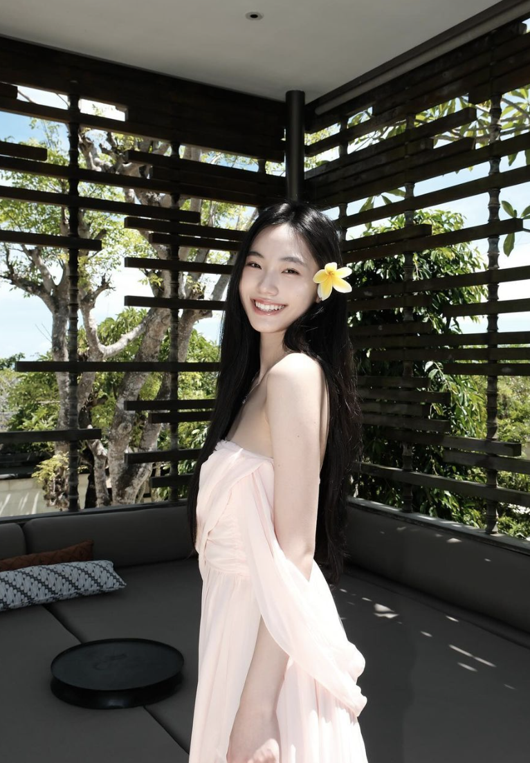 小 S 二女兒 Lily 身穿粉色長裙燦笑，享受奢華酒店環境。（圖片來源：Lily hsu／IG）