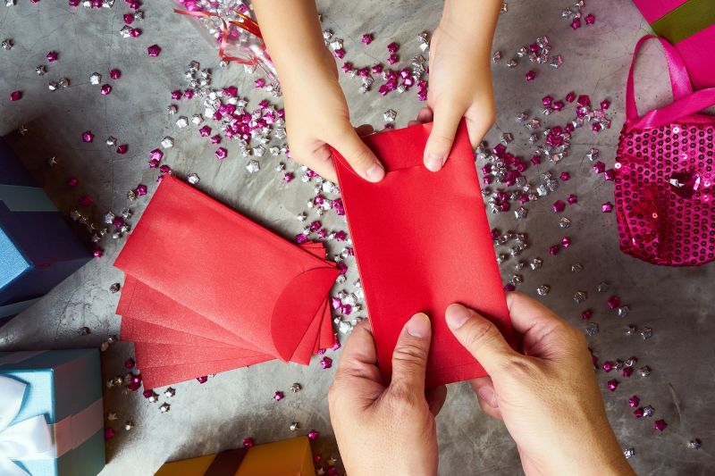 發紅包是每年農曆年不可少的禮數。（圖片來源／取自Shutterstock）
