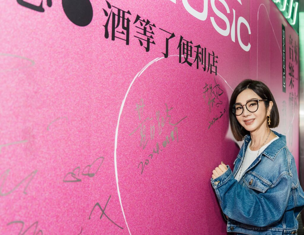陳美鳳在北流牆上簽名留影。（圖片來源：臺北流行音樂中心 提供）