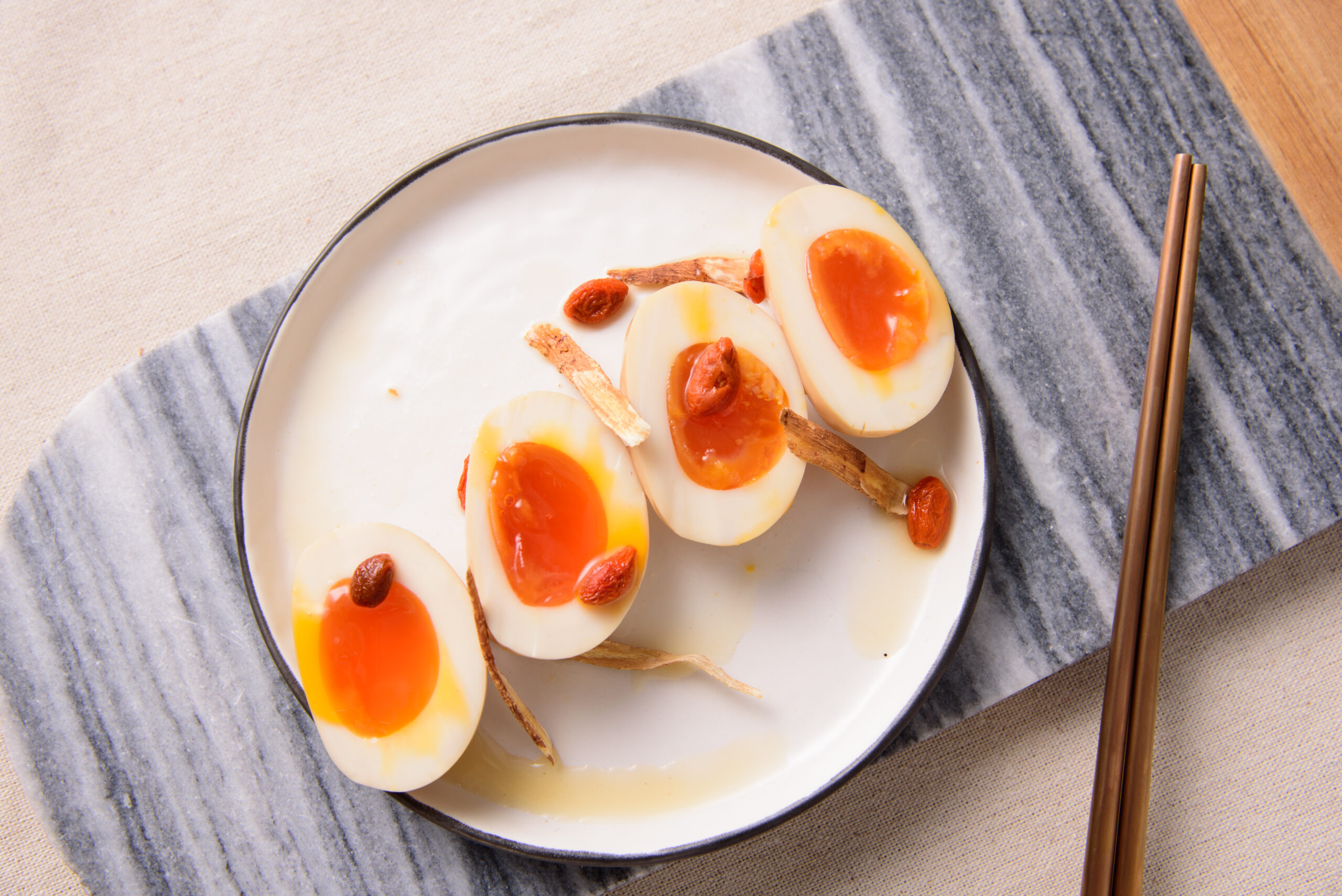 黃耆糖心蛋的特色是強化身體修復力。（圖片來源：陳小薇提供）