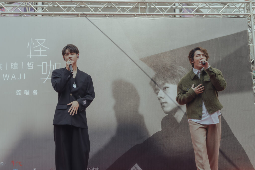 洪暐哲與張傑現場演唱《下雨天》，兩人展現絕佳師徒默契。（圖片來源：年代提供）