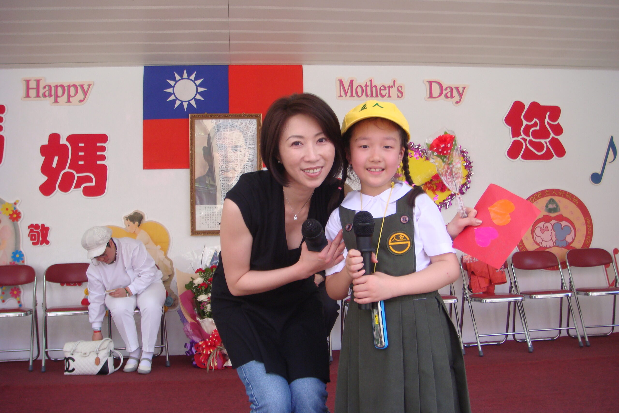 王敏淳（右）形容媽媽李翊君就像是金頂電池（圖片來源：艾迪昇傳播 提供）
