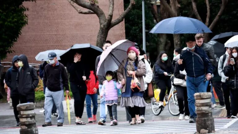 ▲強烈冷氣團持續影響台灣天氣，今天各地又濕又冷，明後兩天北台灣要小心攝氏10度以下低溫。（圖／記者陳明安攝）