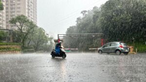 ▲中央氣象署提醒，從今（28）日到下週一（4/1），台灣各地都將有陸續有雨勢出現，降雨最為劇烈的時間點落在週日。（圖／記者周淑萍攝）