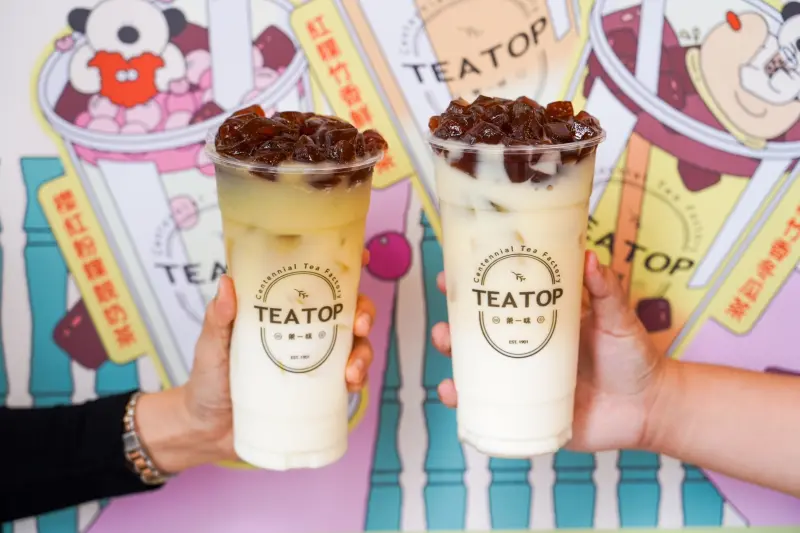 ▲TEA TOP全新「紅粿竹香鮮奶茶」北部L 70元/中南部L 65元，4月1日起至4月30日售完為止。（圖／TEA TOP提供）