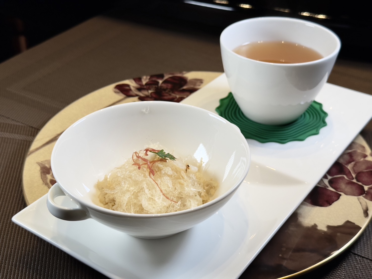 重現香港傳統高檔菜「鮮蟹肉干撈官燕 」嚐完燕窩、再喝雞湯（圖片來源：彭郁庭 拍攝）