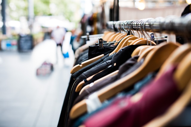 在街邊或夜市擺攤的服飾價格通常很便宜，但耐久度可能不會太理想。（圖片來源：Unsplash）