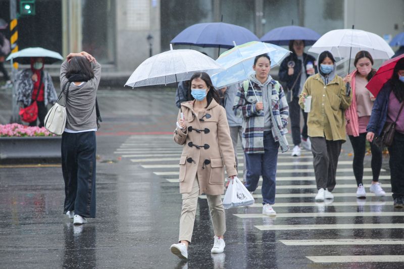 ▲冷氣團、鋒面、華南雲雨區接力影響台灣天氣，今天開始北台灣明顯降溫，且將出現雨勢。（圖／記者葉政勳攝）