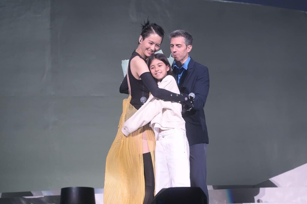 梁詠琪澳門演唱會，老公與女兒突襲上台獻花（圖片來源：梁詠琪 Gigi Leung Wing Kei FB）