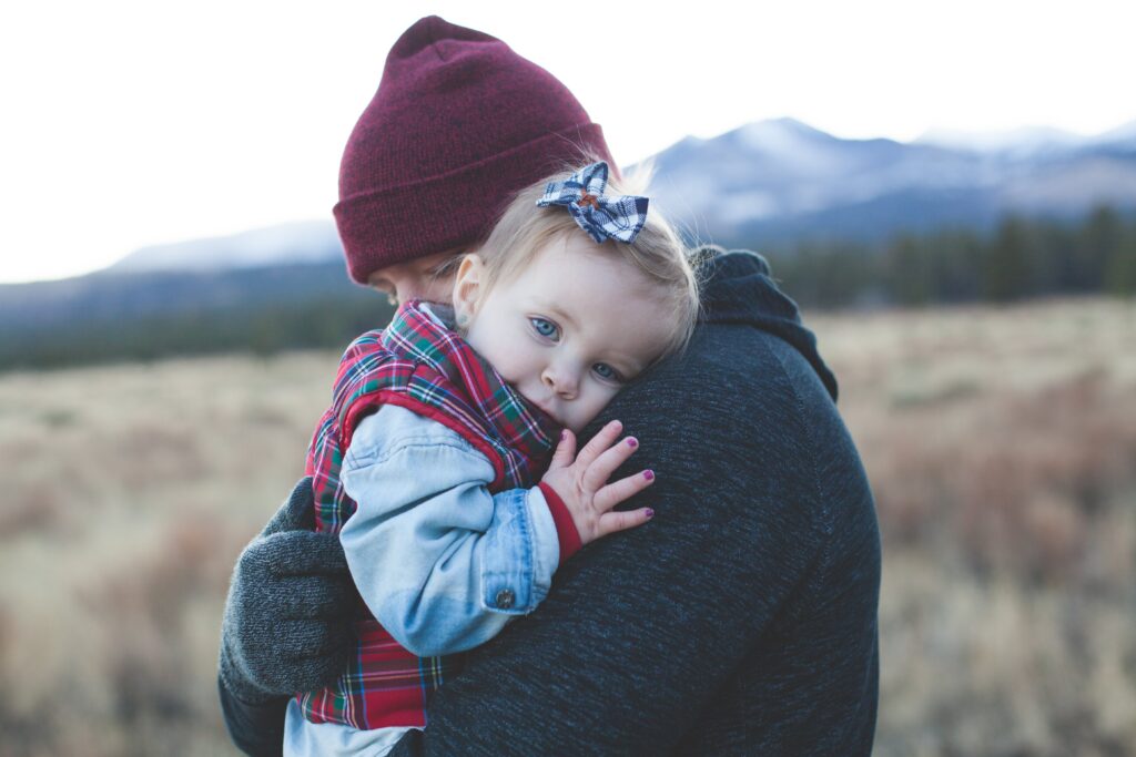 孩子愛討抱，問題可能出在鞋子身上。（圖片來源：pexels）