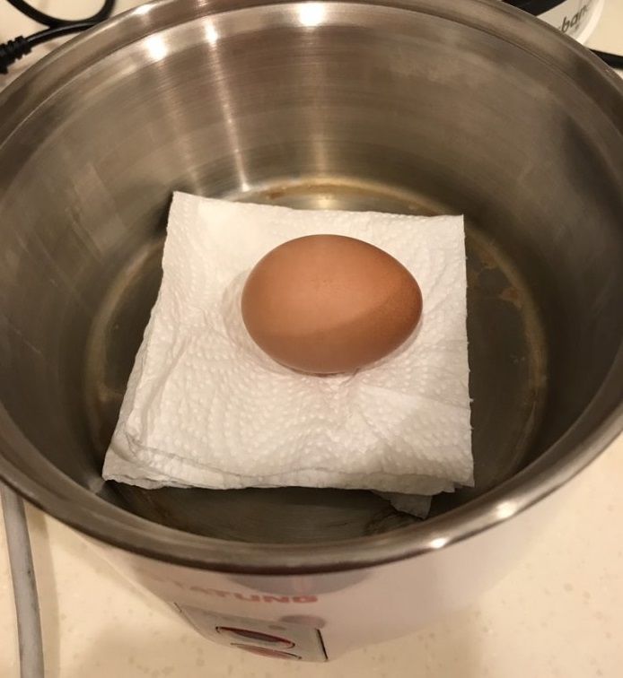 ▲把沾濕的餐巾紙和雞蛋放進電鍋，待開關跳起後再燜煮3至5分鐘，不過熟度較不易拿捏。（圖／取自Dcard）