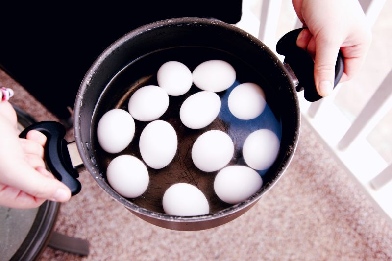 ▲水煮蛋最佳保存法是「帶殼冷藏」，建議裝入密封容器如保鮮盒，放冰箱冷藏可存放5天至1周。（圖／取自Unsplash）