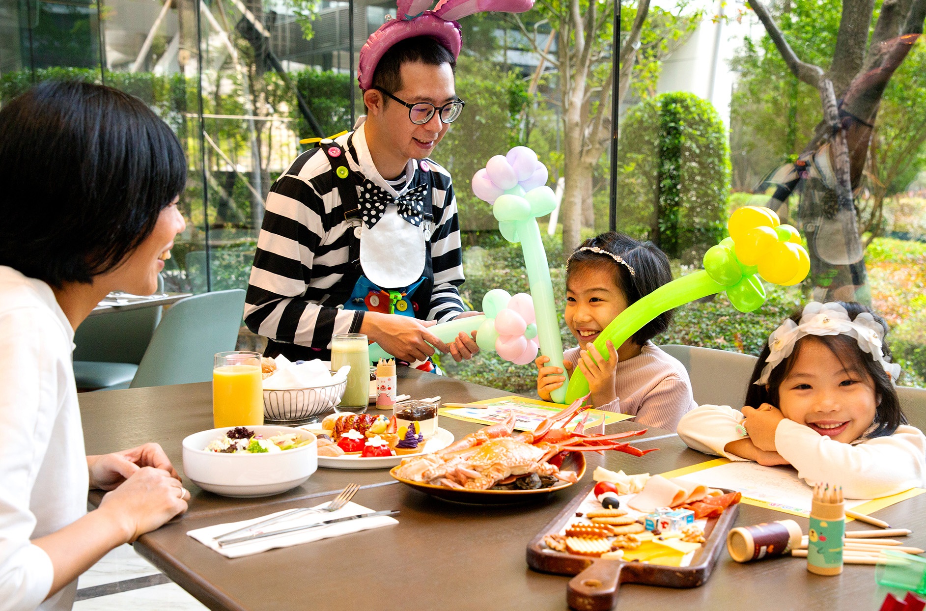 孩童用餐可獲得色卡和色鉛筆（圖片來源：台北萬豪）