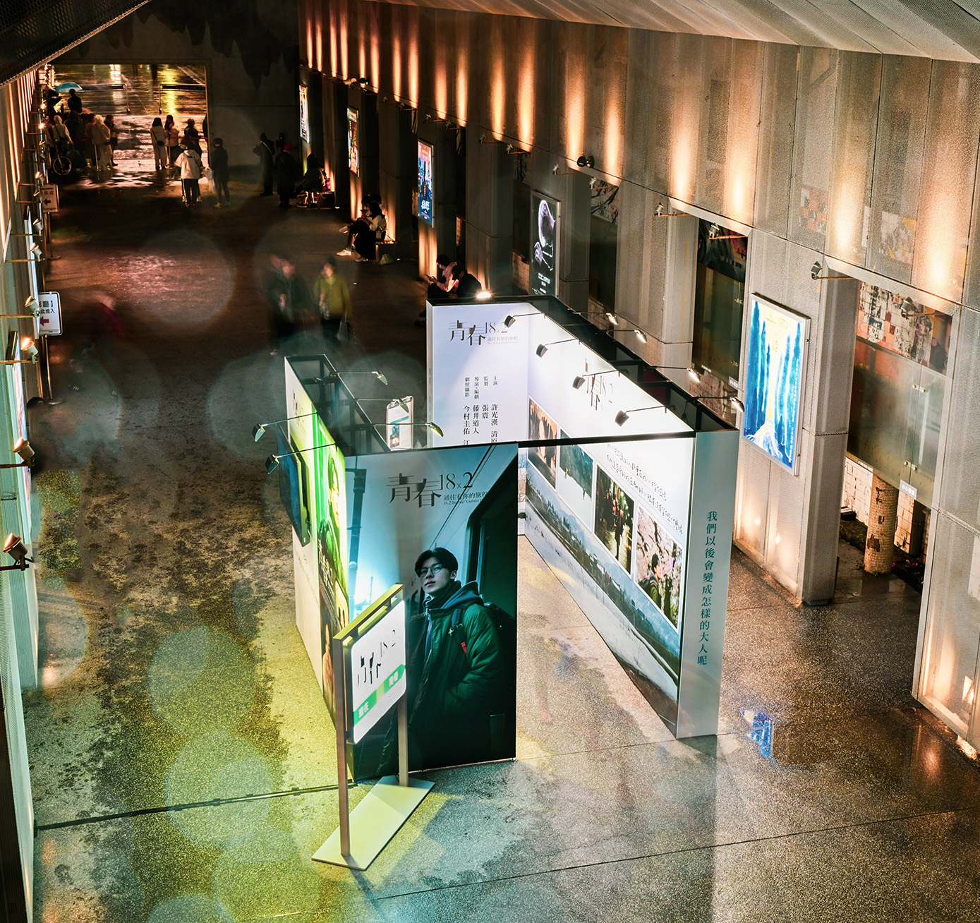《青春18x2》位在光點華山電影館影像穿廊的台北劇照展。（圖片來源：翻滾吧男孩電影有限公司 提供）