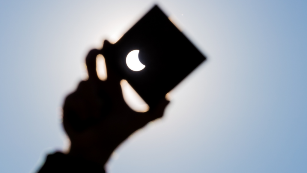 ▲日全食過後切勿「衝動行事」，尤其在投資理財部分要特別謹慎，別有太多投機心態。（示意圖／取自MiloszGuzowski）