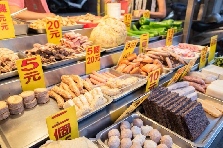 ▲鹹酥雞是台灣人宵夜首選，架上琳瑯滿目的品項，總是讓人看了食指大動。（示意圖／取自Shutterstock）