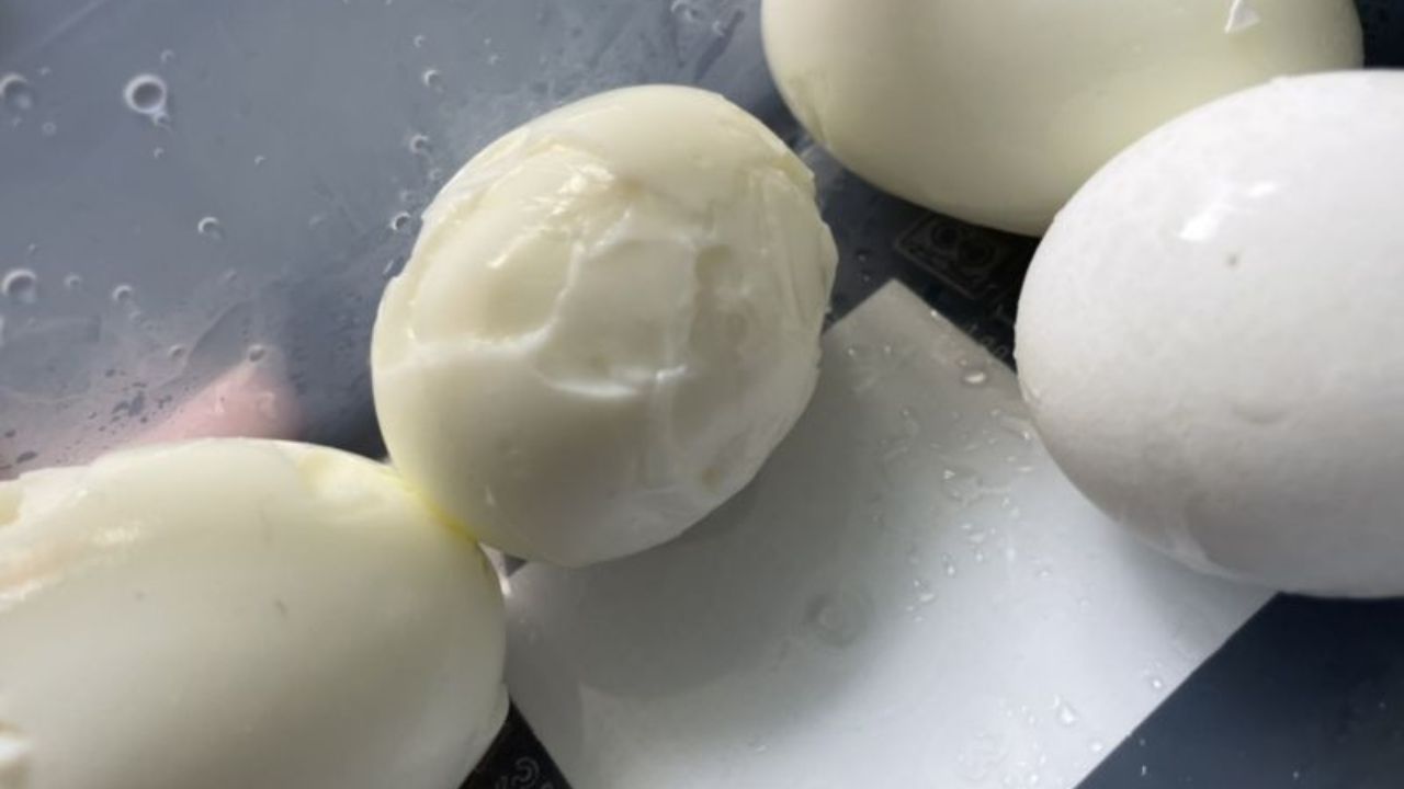 ▲當水煮蛋煮好之後，每次剝殼時，蛋白跟蛋殼常常都會黏在一起。（圖／記者張嘉哲攝）